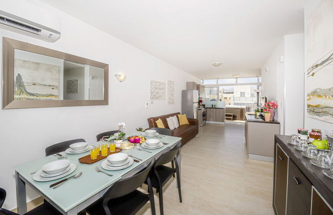 Summer Breeze Penthouse with large Terrace and Hot Tub by Getaways Malta - Foto 26