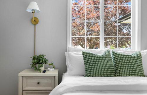 Stylish Renovation, Perfect for Families & Pets, Garage Parking, Sleeps 10 - Foto 18