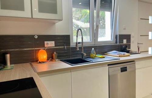 LE HAVRE D'ATHENA - Grand appart, jardin privé, abri vélos & accès rapide A61 - Foto 31