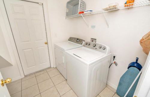 Disney Dream with Hot Tub, Pool, Xbox, Games Room, Lakeview, 10 min to Disney, Clubhouse - Foto 51