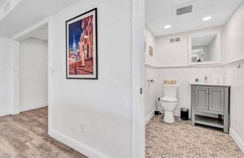 Waterfront Retreat with Private Dock and Fire Pit, Sleeps 8, Outdoor Dining, Spa-Style Primary, Gourmet Kitchen with Dual Dishwashers, Gas Fireplace, River Views, Bright Open Layout, Central AC, Perfect Coastal Escape for Families, 24 Hr Hospitality - Foto 24