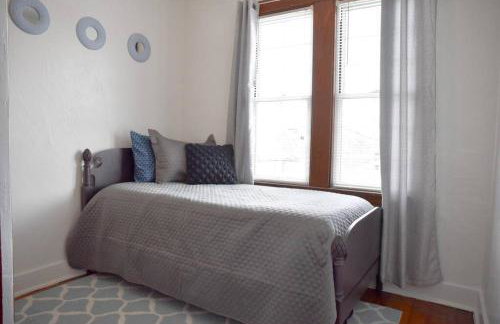 Beautiful 3 Bedroom Home Cozy Front and Back Porch - Foto 18