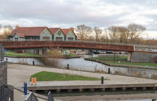 Lovely Home Near Canal, Park, & Central MK - Photo 14