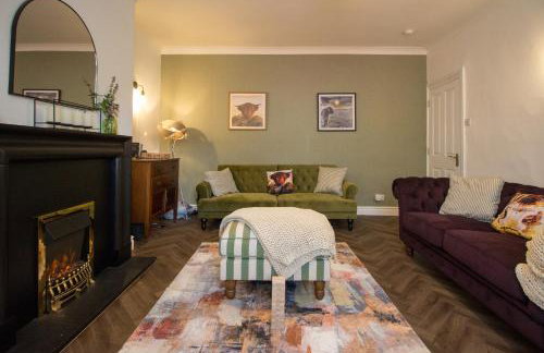 Holmfirth Home, Comfortable Stay, Near Trails and Town, Sleeps 5 - Foto 1