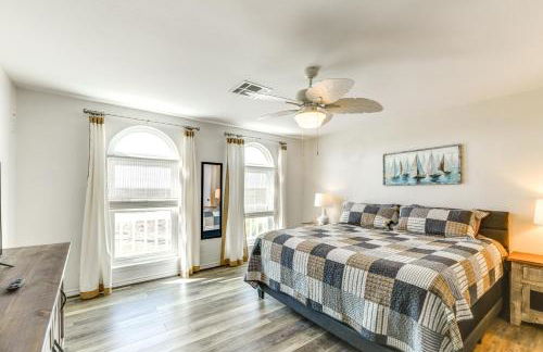 Waterfront Home with Deck and Pool in City-by-the-Sea - Foto 10