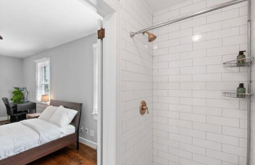 Massive 5BR Historic CozySuites House - Photo 17