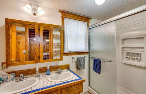 Historic Clark Cabin with Deck and Fishing Pond Access - Foto 16