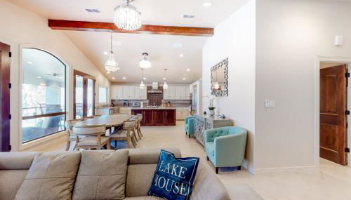 Lakefront home with hot tub, dock, kayaks, central AC, & great lake views - Foto 5