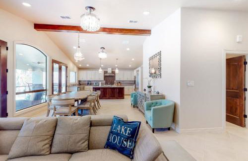 Lakefront home with hot tub, dock, kayaks, central AC, & great lake views - Foto 5