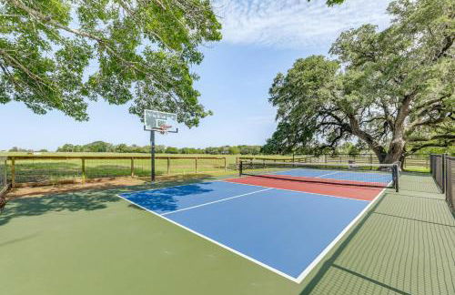 Fire Pit, Pickleball, Pool! Schulenburg Farmhouse - Foto 34