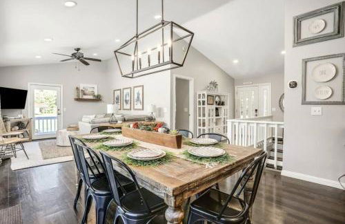 Lakefront Luxury with Private Beach, Sleeps 14 - Foto 10