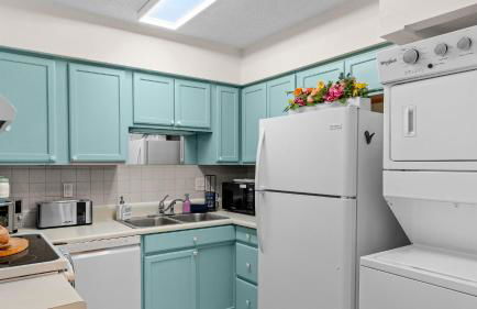 Steps from the Sand Bright Coastal Stay w Pool Access Coastal Hideaway by AvantStay - Foto 15