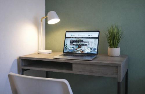 Stylish 3 Bedroom House - Excellent Location - Free Parking, Garden, Fast Wifi, Work Space and Self-Check-In by Yoko Property - Foto 7