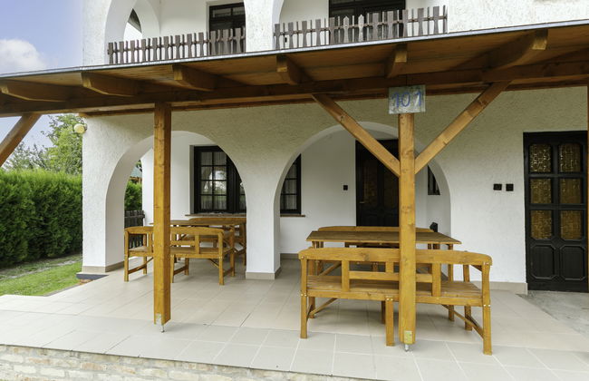 6 bedroom House in Balatonfenyves with private pool and garden - Photo 2