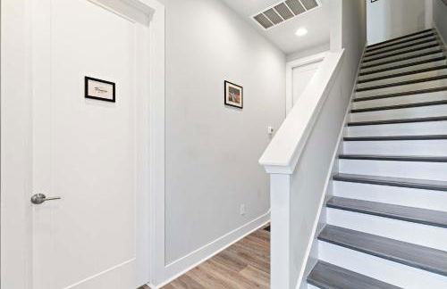 Private Home with Rooftop Game Room near Downtown - Foto 63