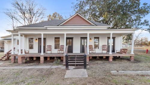 Southern Magnolia House with Porch Swing - Foto 3