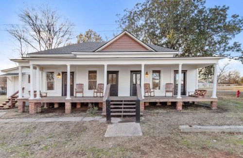 Southern Magnolia House with Porch Swing - Foto 3