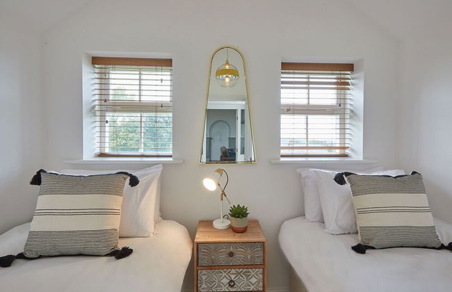 Host Stay Dunsley Chapel - Photo 33