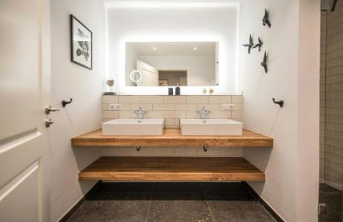 Forestry Chic Flat With Lake And Forest View - Photo 8