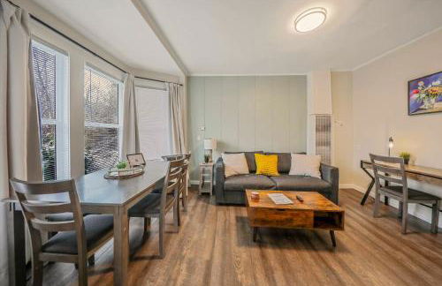 Modern Deluxe Kitchen, King Bed, Laundry, DT Renton close to Valley Med & SeaTac - Foto 1