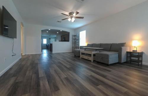 Spacious home with WiFi/AC - Photo 16