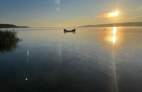 FeWo mit 3 SZ, direkte Innenstadtlage, Südterrasse, Parkplatz auf dem eigenem Privatgrundstück, 2x E-Bike und E-Autoladesäule inklusive, Konzertkirche, Schauspielhaus, FH, Jahnsportforum sowie der Tollensesee sind fußläufig in ein paar Minuten erreichbar - Foto 1