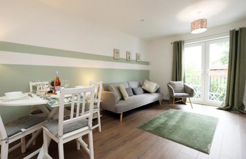 large 2 bed central apartment with balcony and private parking - Foto 8