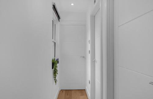 2 Bedroom Flat By Key Light Properties Short Lets & Serviced accommodation two minutes walk from Canada Water Station - Great for Contractors, Group and Family - Foto 9