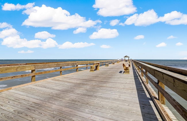 Spacious Oceanfront Condo, Easy Access to Private Fishing Pier by RedAwning - Foto 39