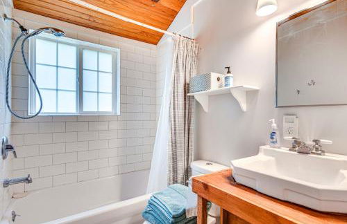 Cozy Cottage with Deck Walk to Lake of the Ozarks! - Foto 14