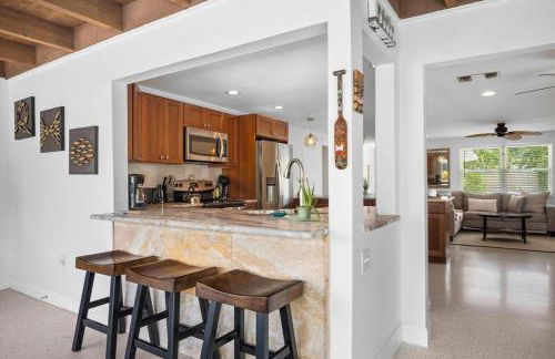 Private Village Home with Heated pool & spa with private front courtyard - Photo 34