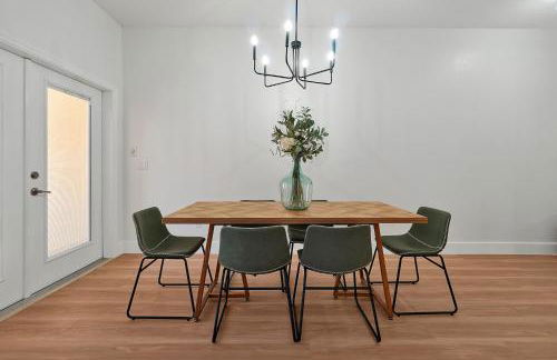 Trendy Retreat - Great Location - Fully Loaded - Foto 46