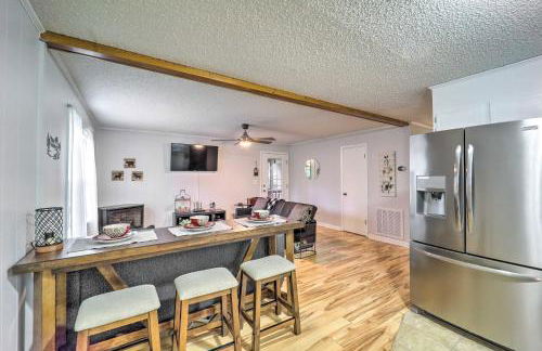 Newland Gem in Golf Community with Pool Access! - Foto 10