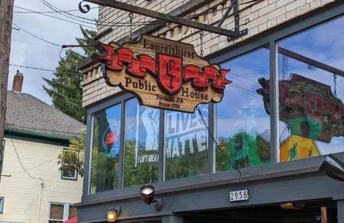 Cozy Laurelhurst Retreat - Photo 14