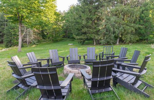 8BR Luxury Retreat with Hot Tub, Games, & Fire Pit - Foto 9