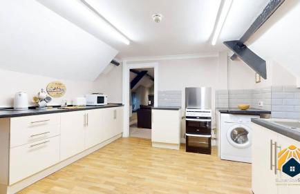 4 Bed Apartment- With Cosy Pub - Food/Drink 10%off - Photo 22