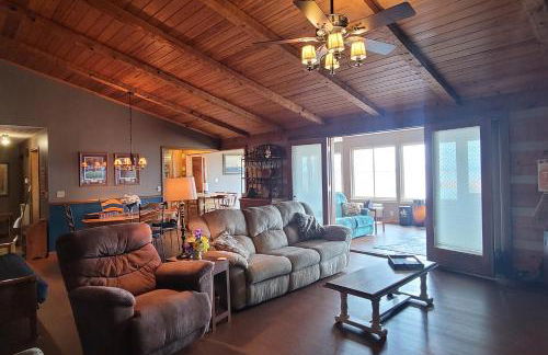 Scenic Lakefront Cabin Dock Water Activities Games - Foto 12