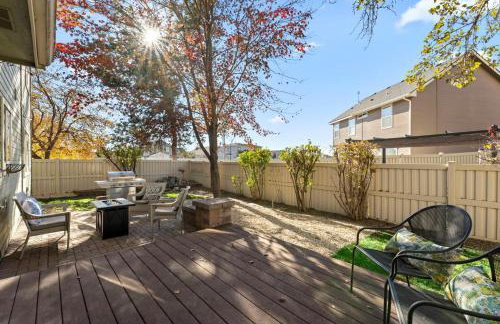 Fire Pit Getaway Shops and Dining 70in TV - Foto 34