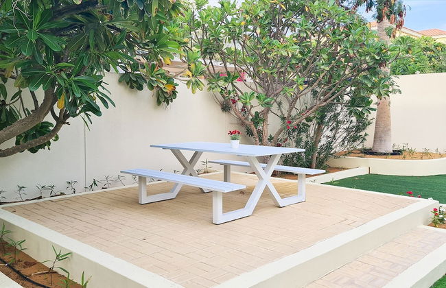 Venduras- Luxe 3BR Villa Jumeirah Park - Photo 19