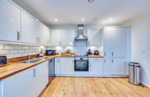 Beautiful Canal Side Apartment - City Centre - Balcony, Secure Parking, Self Check-In, Fast WiFi and Smart TV with Sky TV and Netflix by Yoko Property - Foto 5