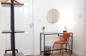 6 BR 3 Bath Spacious Tudor House & Free Parking - Foto 18