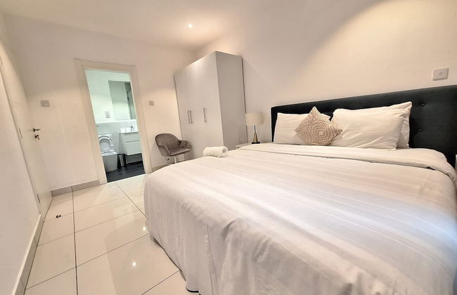 Embassy Gardens Apartment - Photo 25