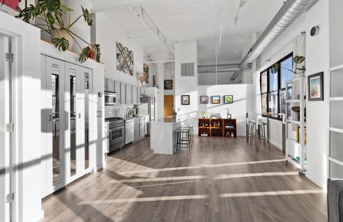 Modern Historic Loft 19ft Ceilings, Gym, Heated Parking, Skyline Views, Balcony - Foto 42