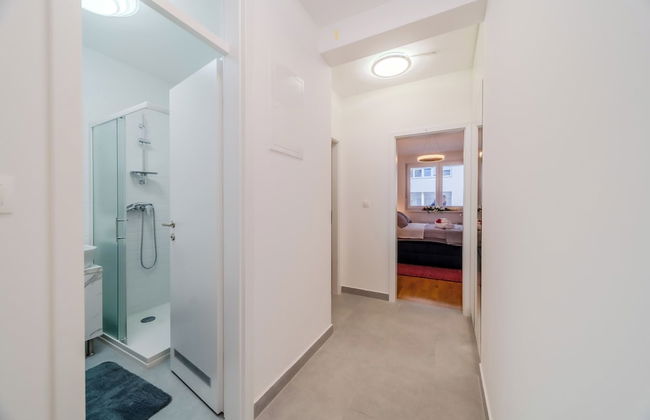 Modern Oasis With Terrace - Photo 12