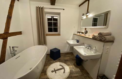 Historisches Bauernhaus für 8 Personen mit Luxus und Natur auf 2 Etagen ideal für Familien und Hunde 2500m2 eingezäunt an der Ostsee - Foto 24