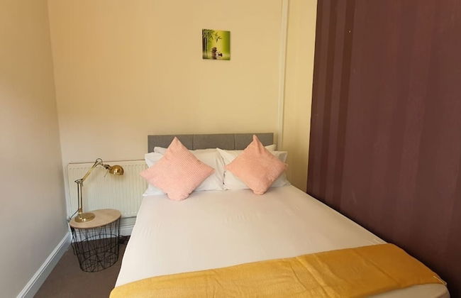 Spacious House in Stoke - Photo 11