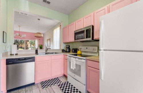 Disney World Cinderella Castle Lazy River Pool & Game Room - Foto 53