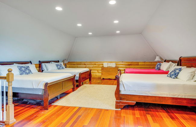 Spacious Belmont Home w/ Seasonal Pool & Grill - Foto 22