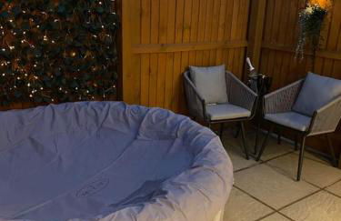 Stylish 1 bedroom studio outdoor area and hot tub - Foto 8