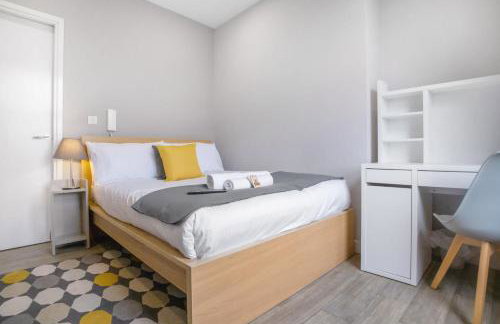 Small Studio Apartment on Linthorpe Road, Middlesbrough with Free WiFi, Free Private Parking, Smart TV & Self-Catering Kitchen - Foto 1